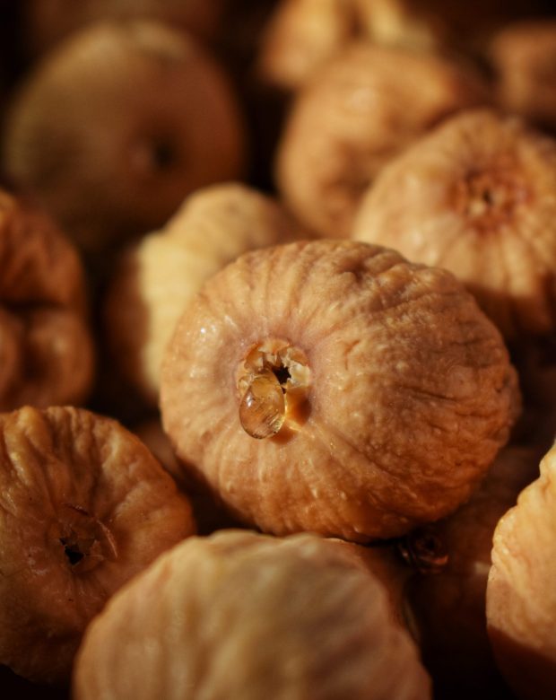 I Nostri Prodotti Dettaglio ravvicinato di fichi secchi biologici calabresi lavorati a mano dell'Azienda Agricola Massaru Peppi a Stilo